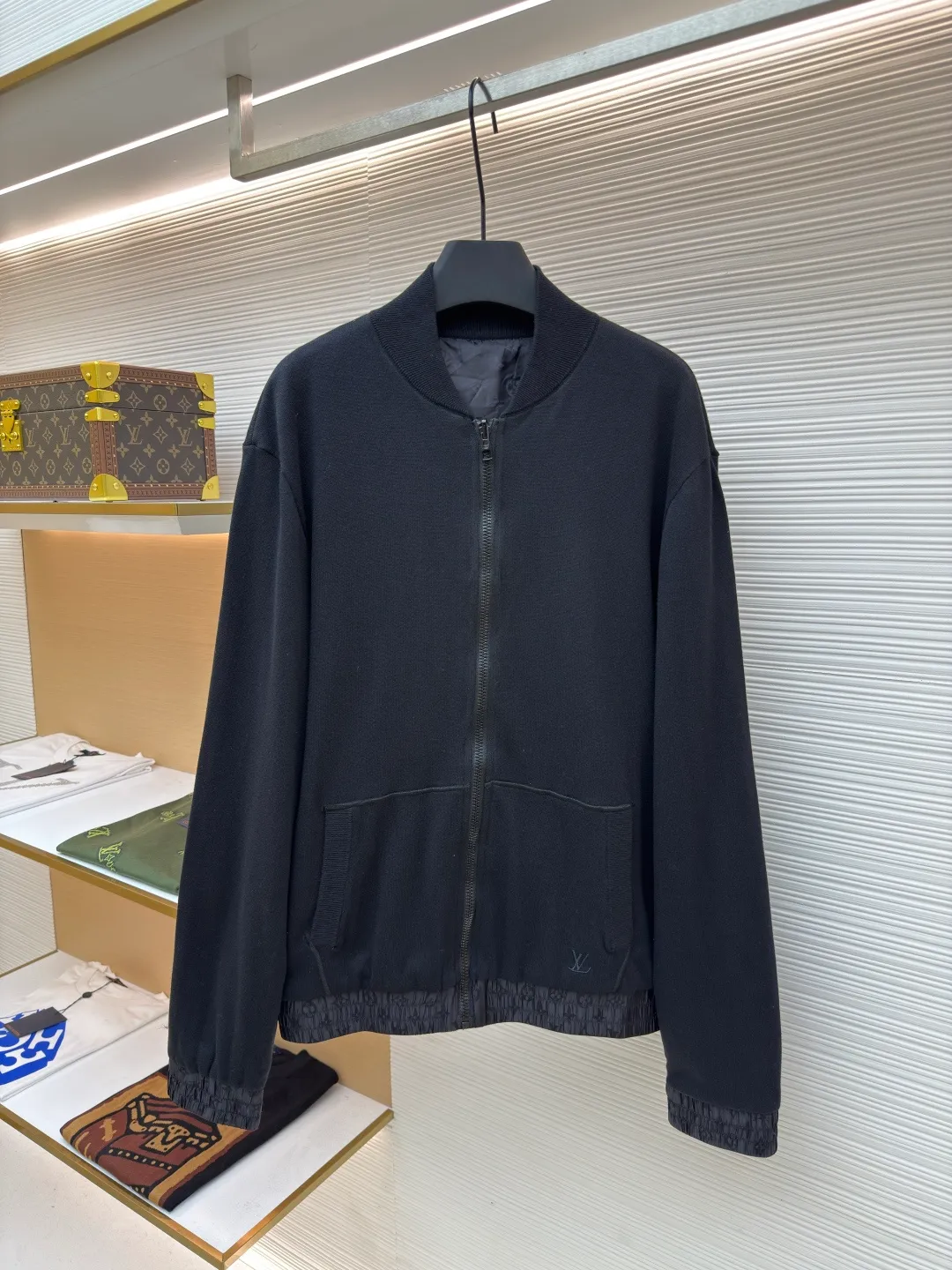 LOUIS VUITTON double-sided zipper jacket ●Authentic product: 21300 purchase and development ●Item number: 1680683-B95 ●Fabric: nylon fabric ●Technology: full-width jacquard production ●Version: loose version ●Weight: about 665 grams ●Size: S-M-L-XL ●Description: Customized high-end nylon fantasy jacquard brocade and cotton sheep dense needle velvet, rich texture, full color, soft and delicate Double-sided charm, one piece of clothing to enjoy. One side quietly appears with low-key elegance. The iconic embroidered LV logo is embellished on it. The other side is covered with Yingze's full-width Monogram pattern, instantly lighting up the whole place. Exuding a sense of high-end from the inside out. Double-sided splendor. Like two movements in a symphony, each is wonderful and reflects each other. Unlock the noble code of fashion and use imported machine embroidery technology to use advanced computer control systems and precision mechanical components to realize LV logo embroidery operations. High precision, smooth and delicate lines, fabric jacquard technology, by weaving a full-width Monogram jacquard texture technology on the surface of the fabric, controlling the interweaving method of warp and weft lines, and accurately controlling the interweaving density and tension of the yarn to make it more three-dimensional. Ergonomic three-dimensional tailoring returns to traditional craftsmanship through segmentation, folding, shrinking, and stretching techniques. The so-called slow work produces fine work, which is the respect for materials and the pursuit of feel. The workmanship is complex and tedious, slow in aging, and high in loss. The overall wiring is straight and delicate, the fabric is comfortable and soft, and the color is consistent without color difference. It can be matched with the same style to create a fashionable look and control various occasions. Customized accessories, complete with three standards, same style for men and women!